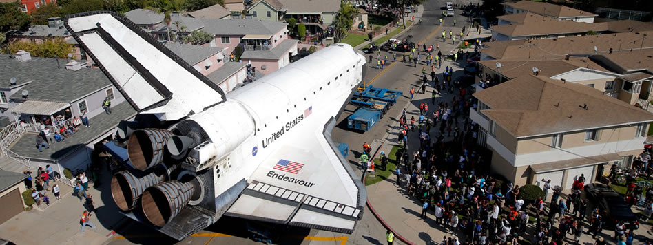 Um ônibus espacial pelas ruas de Los Angeles